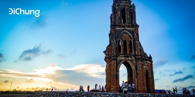 Cảnh sát phong tỏa và khám nghiệm khu vực phát hiện thi thể nạn nhân