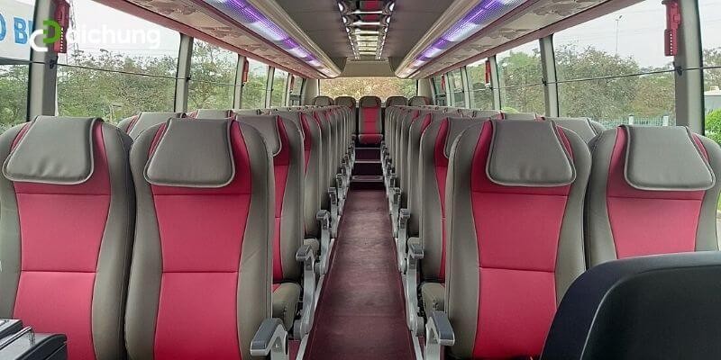 Cảnh xe khách di chuyển trên đường