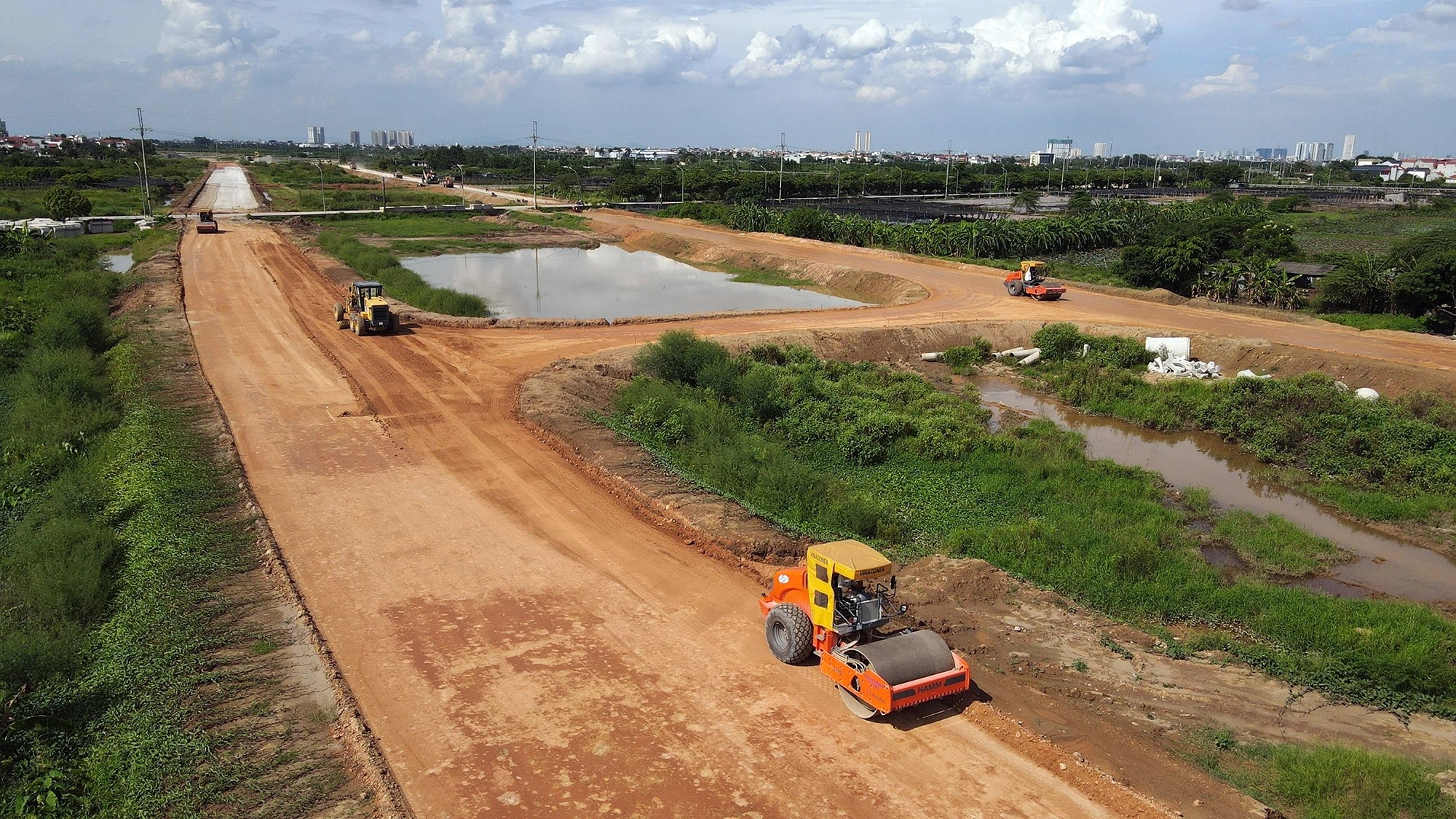 Công nhân thi công dự án đường Vành đai 4 gần khu đất đấu giá