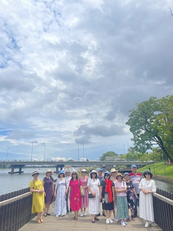 Du khách trải nghiệm dịch vụ DanaTravel