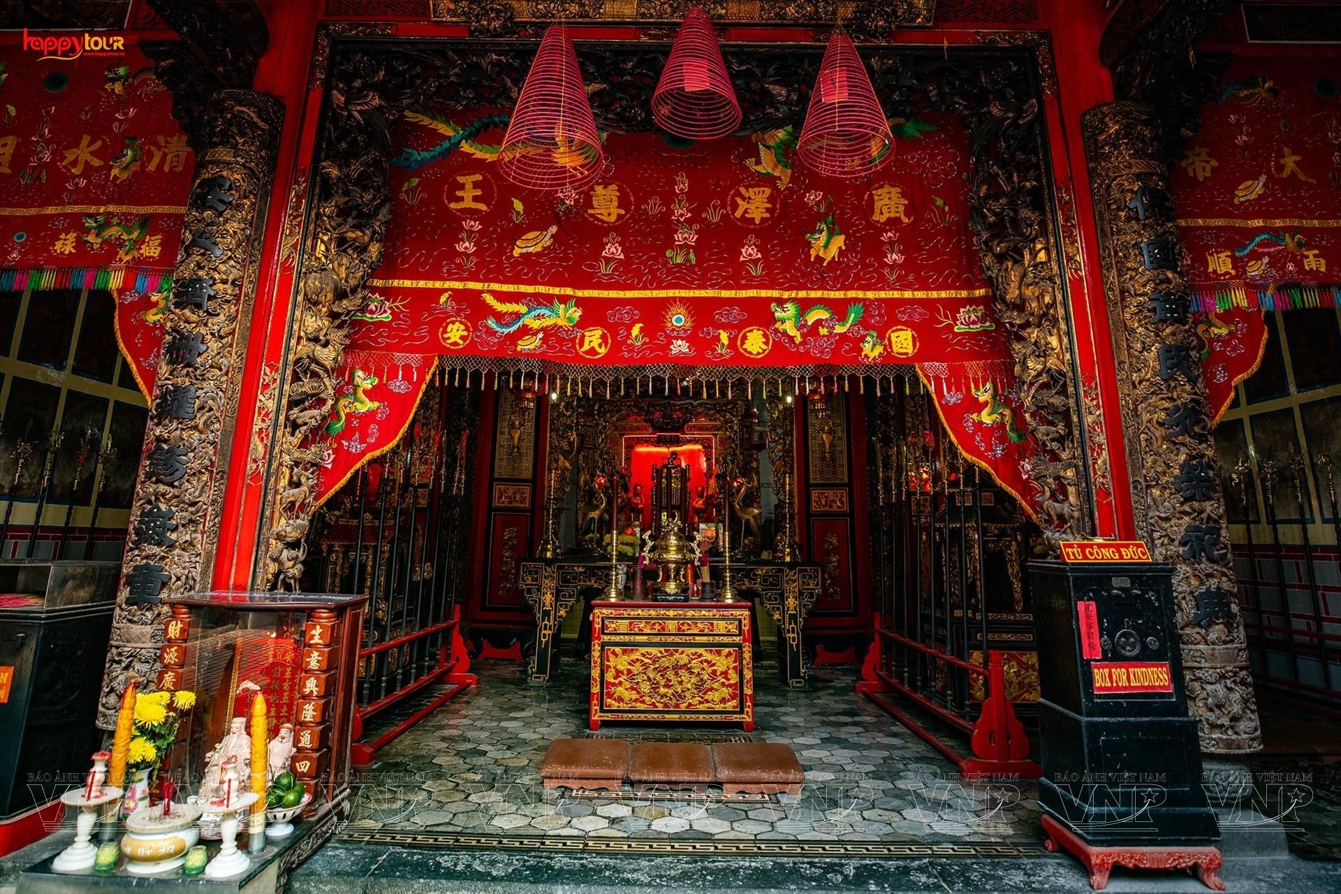 Chi tiết chạm khắc tinh xảo tại Chùa Kiến An Cung