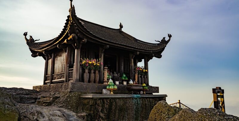 Mâm lễ vật dâng cúng tại chùa Yên Tử với các lễ vật chay.