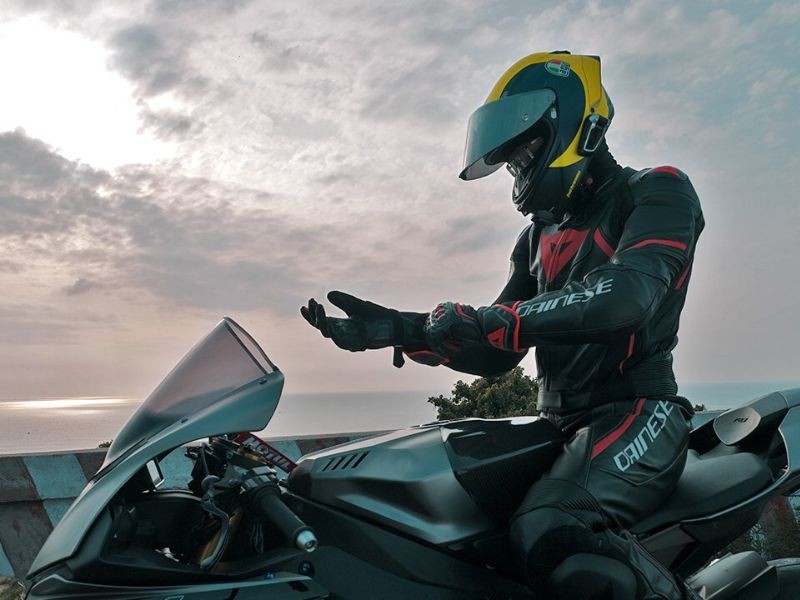 Con đường dẫn lên Yên Tử với hai bên là cây cối xanh mát.