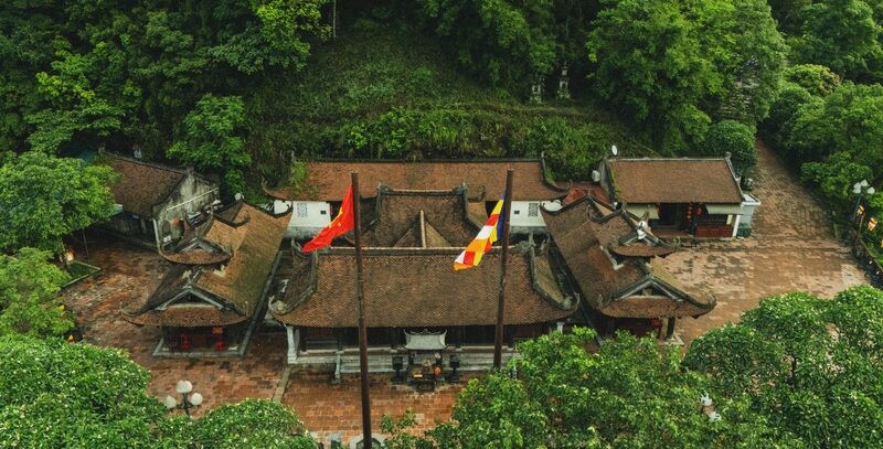 Toàn cảnh Chùa Hoa Yên nằm giữa không gian núi rừng xanh mát.