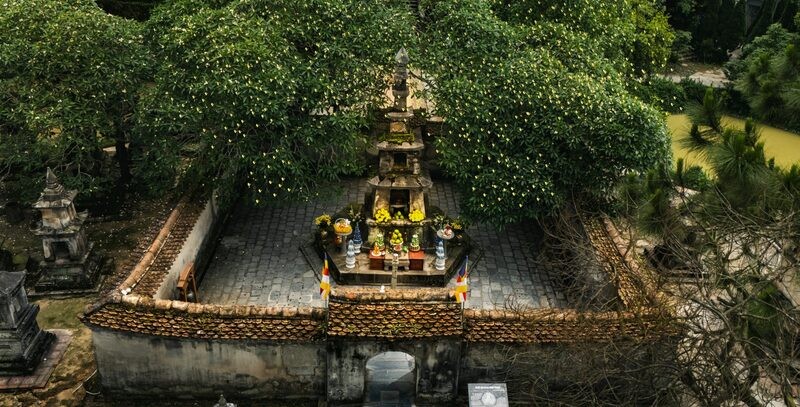 Quần thể tháp cổ tại Vườn tháp Huệ Quang.