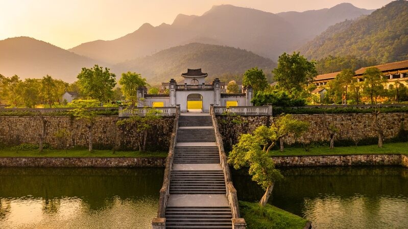 Cảnh quan núi rừng hùng vĩ tại Yên Tử với những cây tùng cổ thụ.