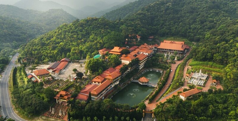 Thiền viện Trúc Lâm Yên Tử giữa không gian xanh mát.