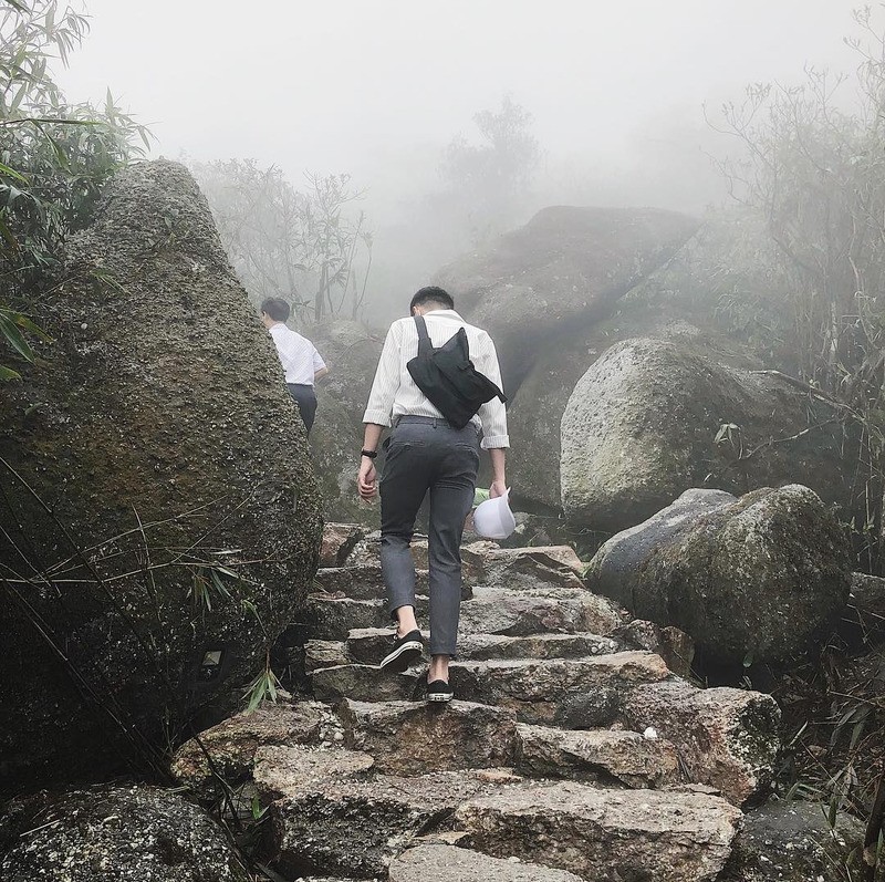 Đoàn người leo bộ trên những bậc đá lên đỉnh Yên Tử.