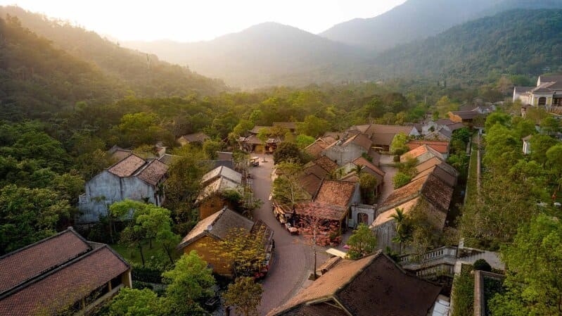 Làng Nương Yên Tử với kiến trúc truyền thống hài hòa với thiên nhiên.