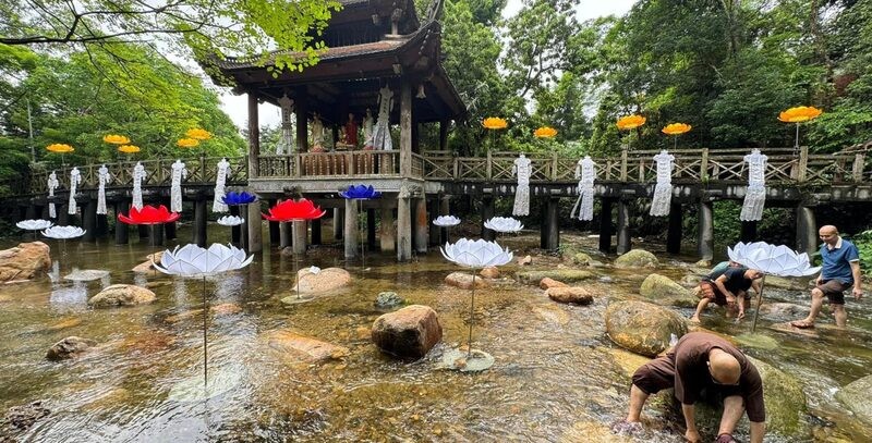 Dòng suối Giải Oan trong vắt chảy róc rách giữa núi rừng Yên Tử.