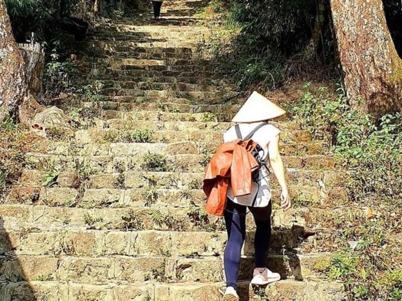 Du khách chuẩn bị ba lô với các vật dụng cần thiết cho chuyến đi.