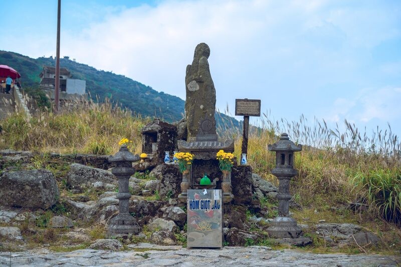 Tảng đá An Kỳ Sinh với hình dáng như một nhà sư đang hành lễ.