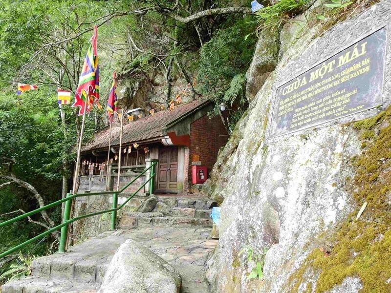 Kiến trúc độc đáo của Chùa Một Mái nằm cheo leo trên vách đá.