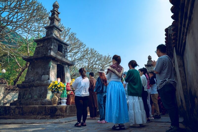 Khung cảnh hàng ngàn Phật tử và du khách hành hương tại lễ hội Yên Tử.