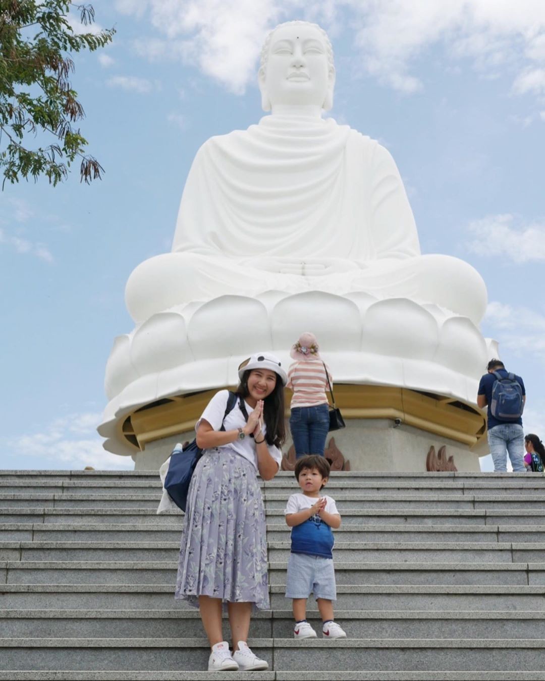 Bé nhỡ khoe với mọi người về tượng Phật thật to nhé.