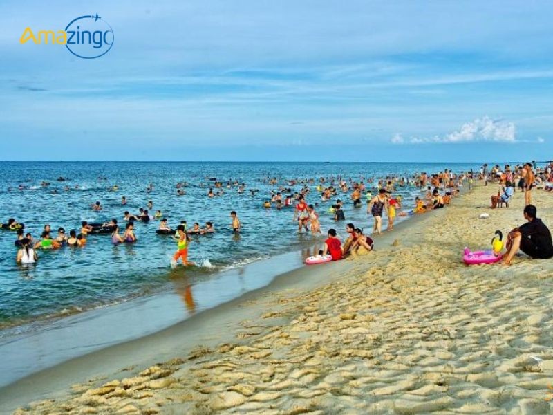 Biển Nhật Lệ trong xanh với bờ cát trắng mịn