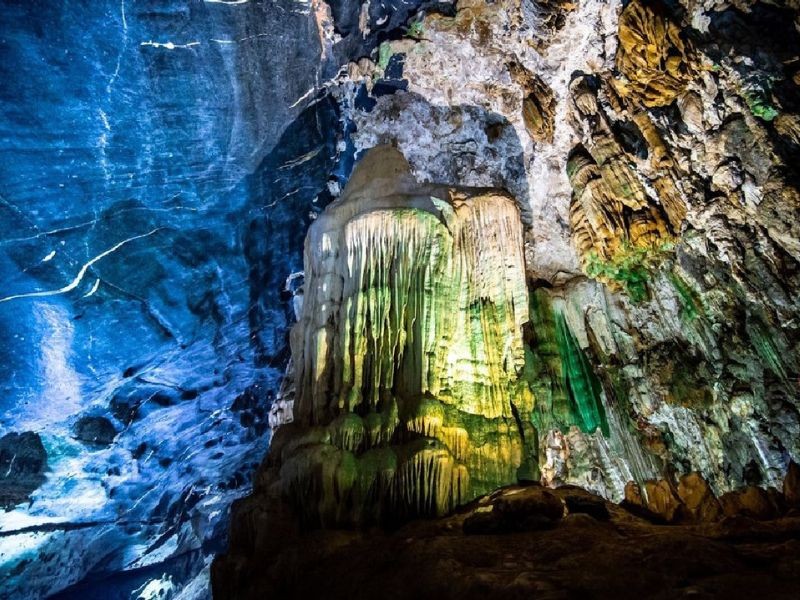 Thạch nhũ lung linh tại động Phong Nha