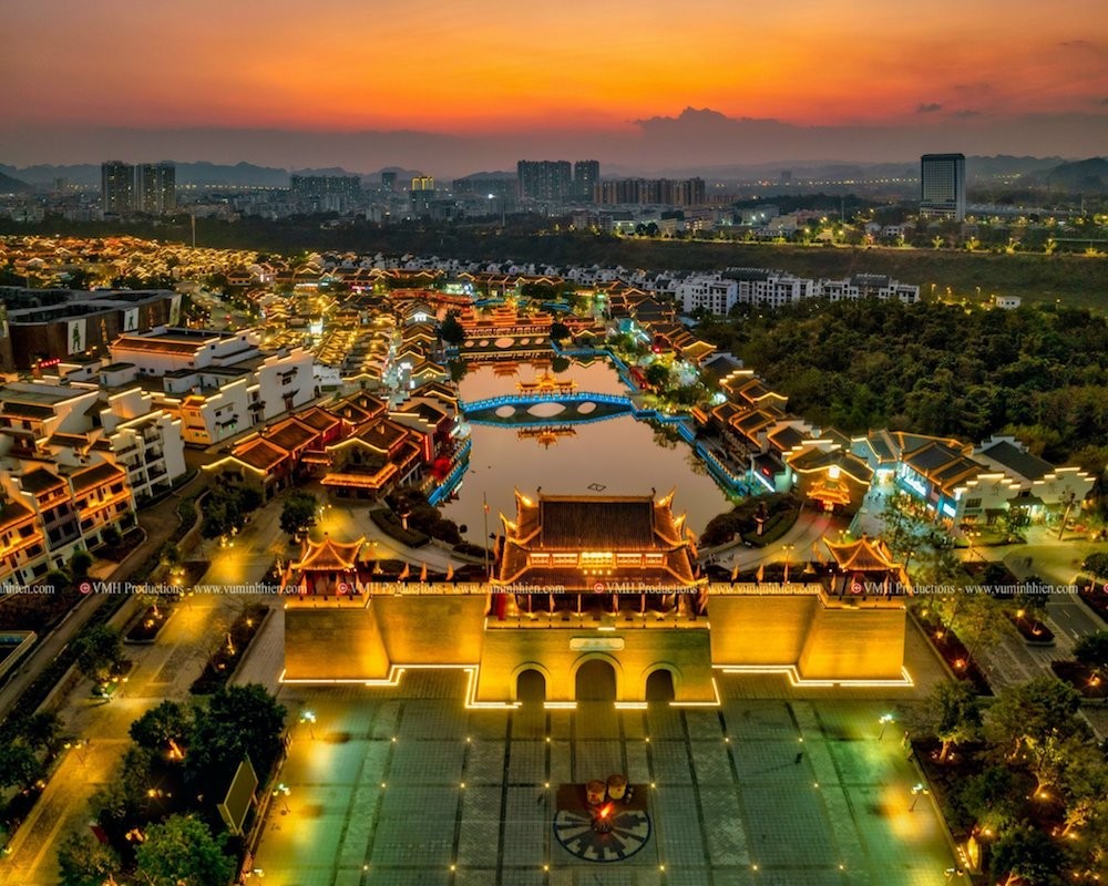 Thái Bình Cổ Trấn rực rỡ khi về đêm