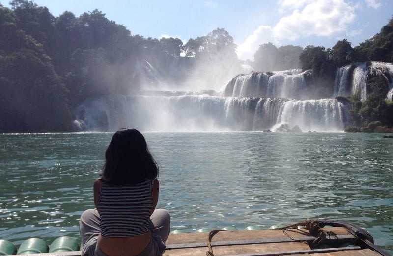 Hình ảnh người đi xe máy ngắm cảnh trên đường đi Cao Bằng