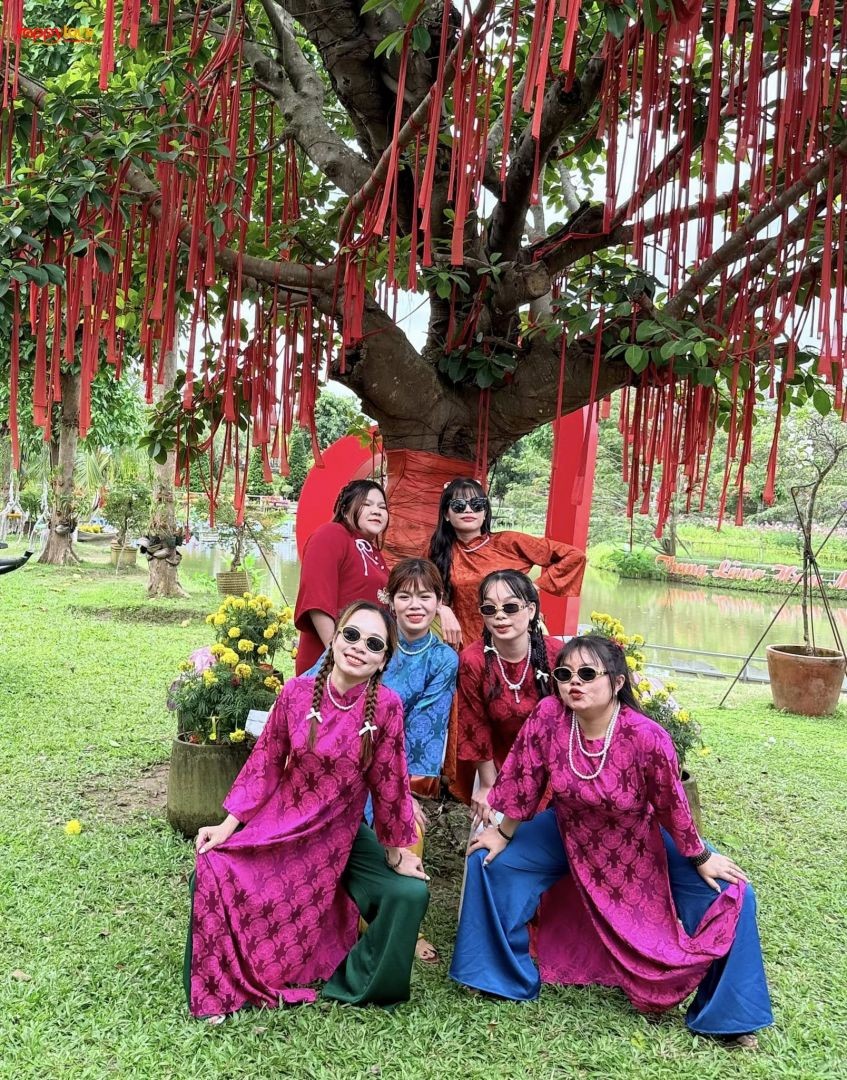 Vẻ đẹp của Vườn Hồng Tư Tôn với những luống hoa tươi tắn