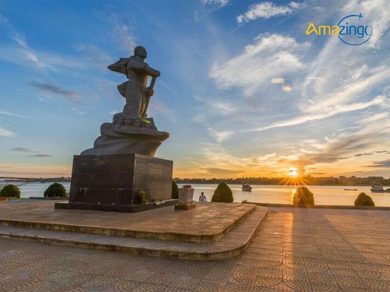 Tượng đài Mẹ Suốt hiên ngang bên bờ sông Nhật Lệ