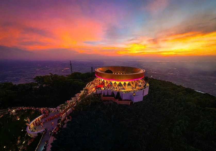 Kiến trúc cổ kính tại Điện Bà Linh Sơn Thánh Mẫu.