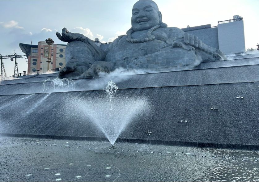 Tượng Phật Di Lặc uy nghi trên đỉnh Núi Bà Đen.