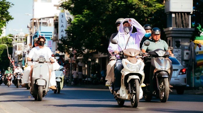 Người điều khiển xe máy trên đường phố