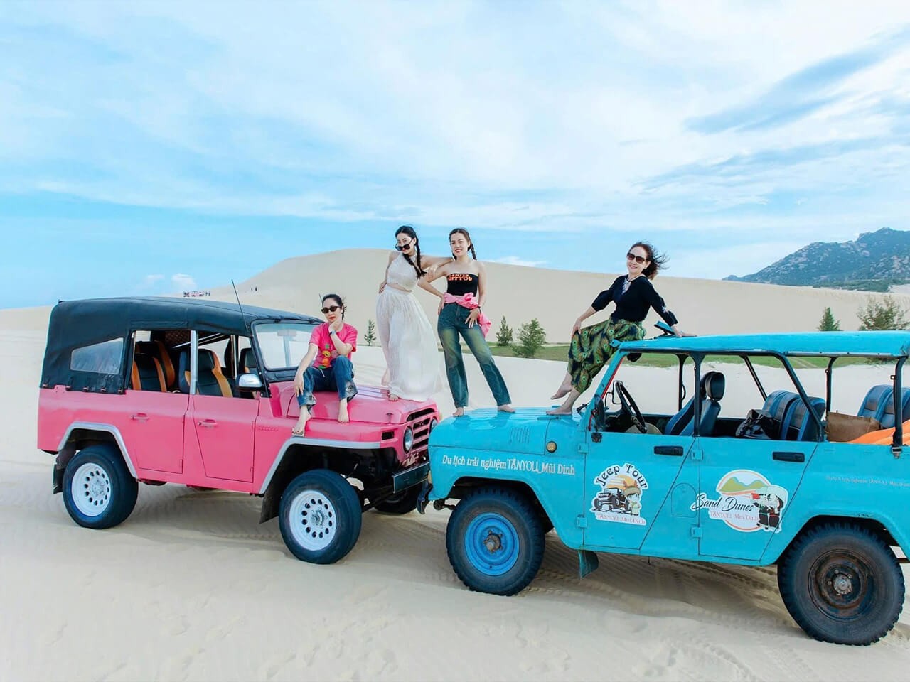 Du khách chụp ảnh check in tại đồi cát khu du lịch Tanyoli Ninh Thuận
