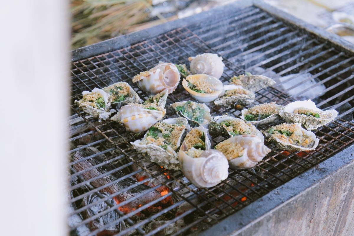 Hải sản tươi ngon là đặc sản không thể bỏ lỡ khi đến Hồ Tràm