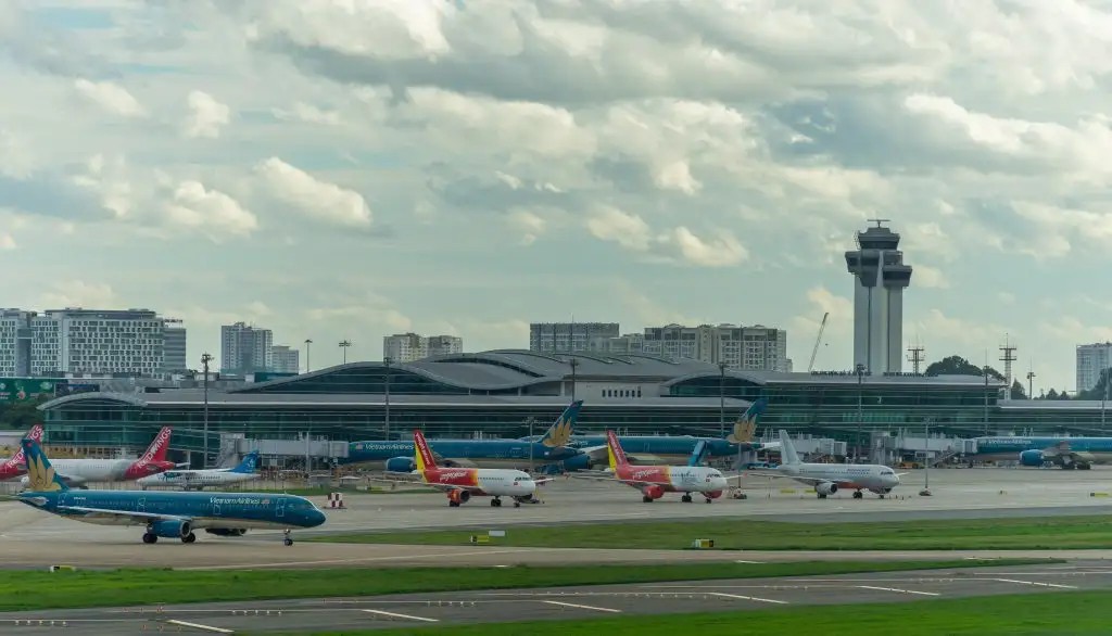 Sân bay Tân Sơn Nhất là sân bay có công suất lớn nhất của Việt Nam | di chuyển từ sân bay Tân Sơn Nhất về trung tâm