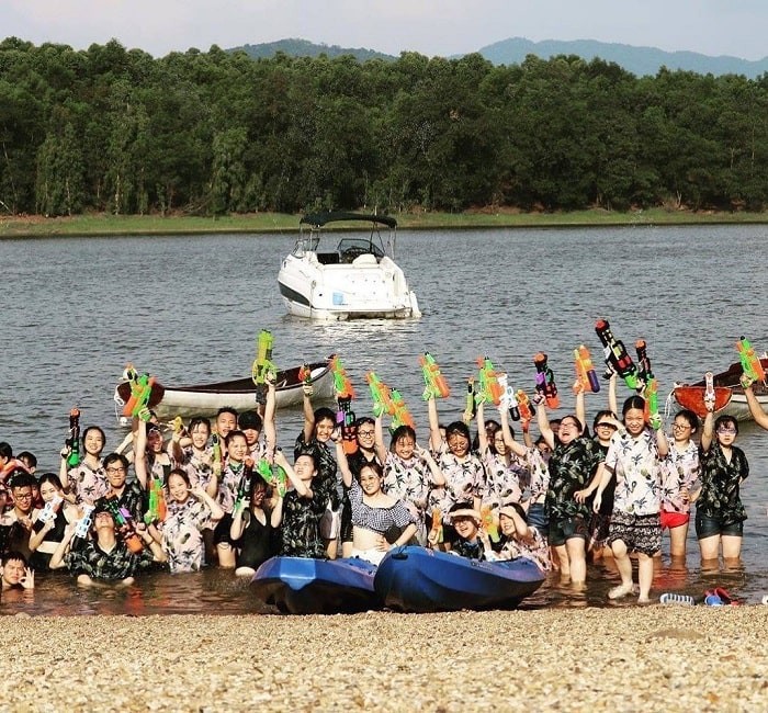 Tận hưởng làn nước mát lạnh tại hồ Đại Lải