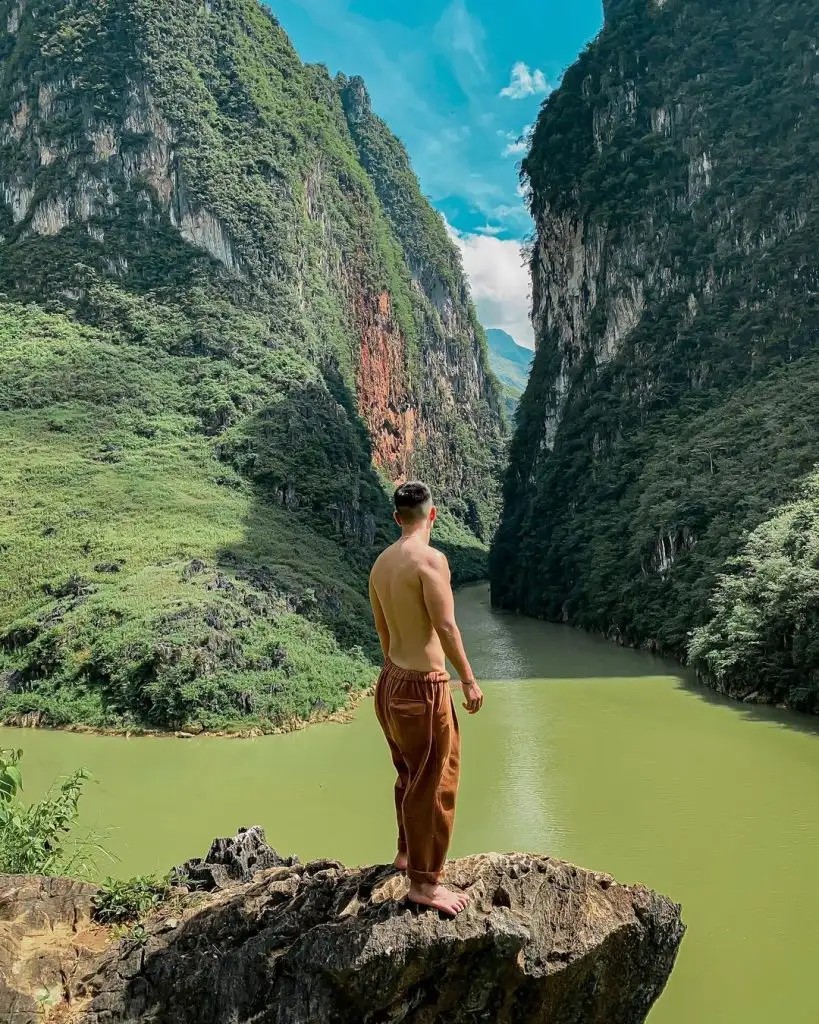 Hẻm vực sâu với vách núi cao choáng ngợp