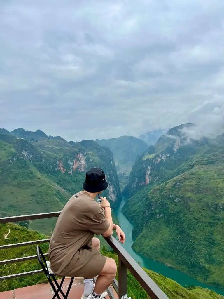 Thưởng thức cà phê tại Mã Pí Lèng Panorama