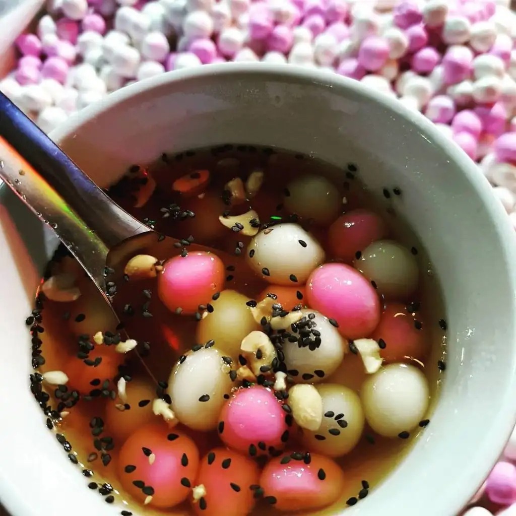 Những viên thắng dền đầy màu sắc