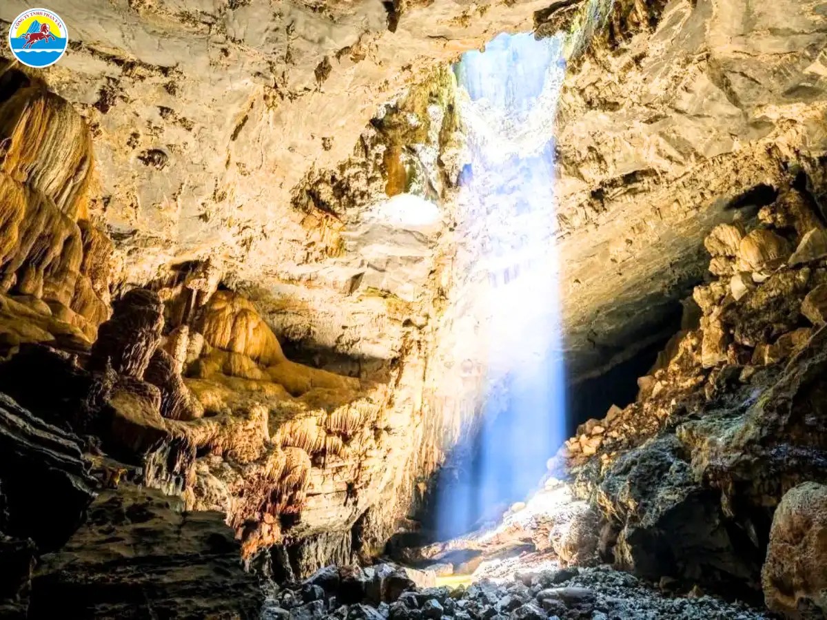 Khách du lịch khám phá vẻ đẹp kỳ ảo bên trong Động Thiên Đường.