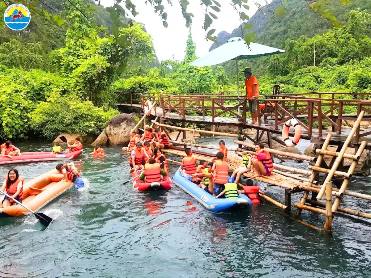 Du khách thích thú vui đùa và khám phá vẻ đẹp thiên nhiên tại Suối Nước Moọc.