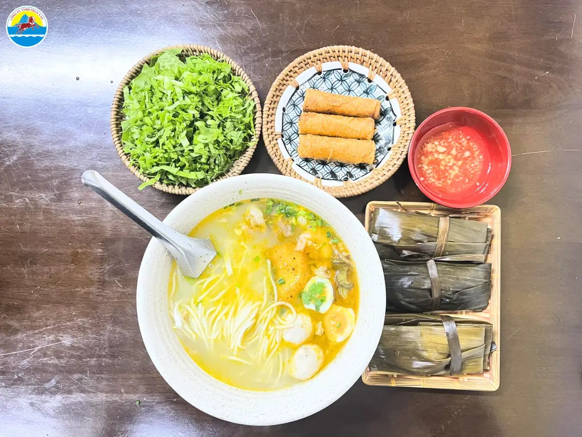 Đĩa bánh bột lọc hấp dẫn, đầy màu sắc với nước chấm đi kèm.