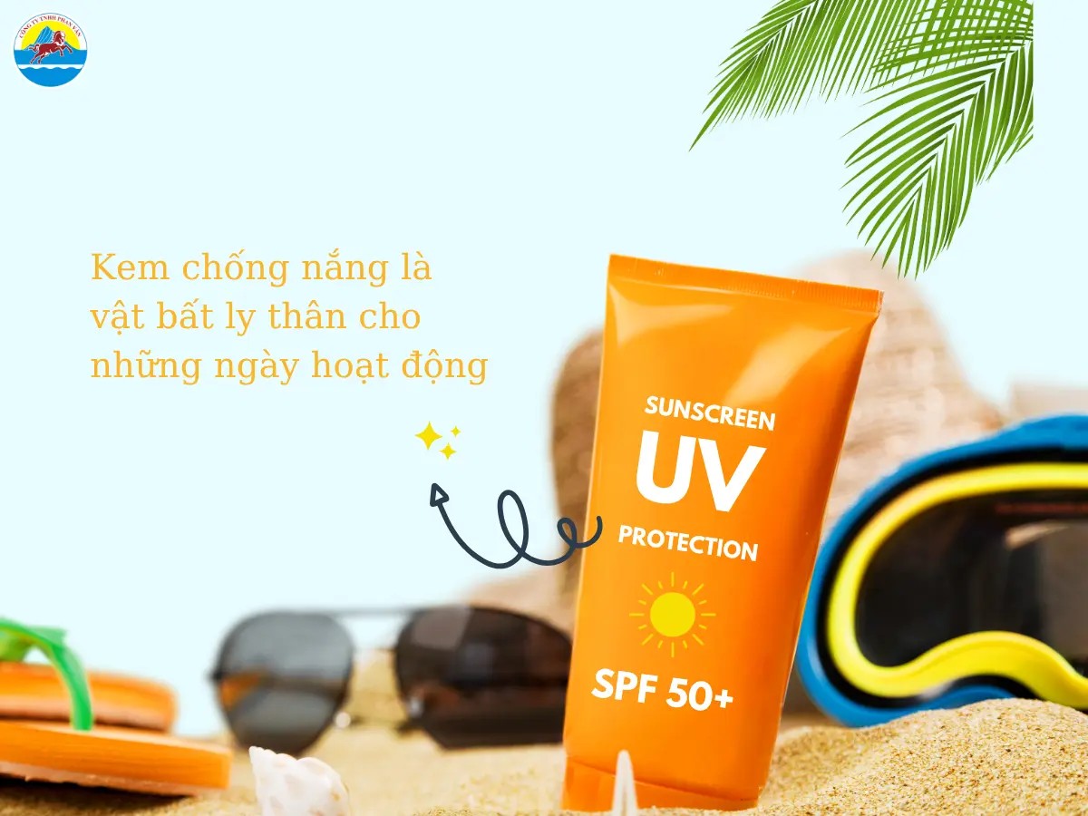 Du khách bôi kem chống nắng để bảo vệ da khỏi tác động của ánh nắng mặt trời.