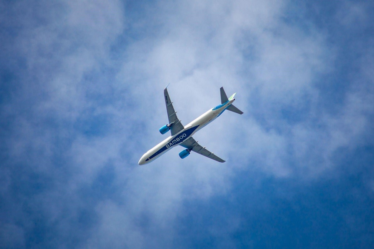 Di chuyển bằng máy bay đến TP. Hồ Chí Minh và tiếp tục hành trình đến Hồ Tràm