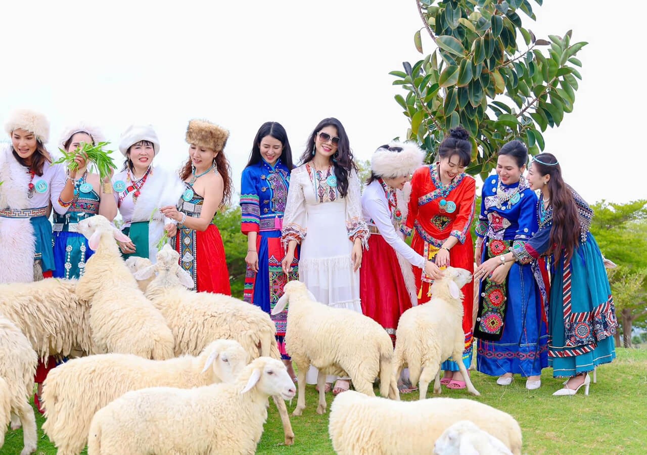 Du khách chụp ảnh check in tại Tanyoli Ninh Thuận (Khánh Hòa mới)