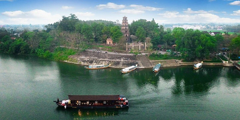 Chùa Thiên Mụ cổ kính bên sông Hương
