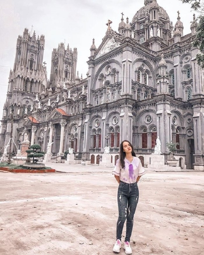 Nhà thờ Bác Trạch với kiến trúc Gothic nguy nga.