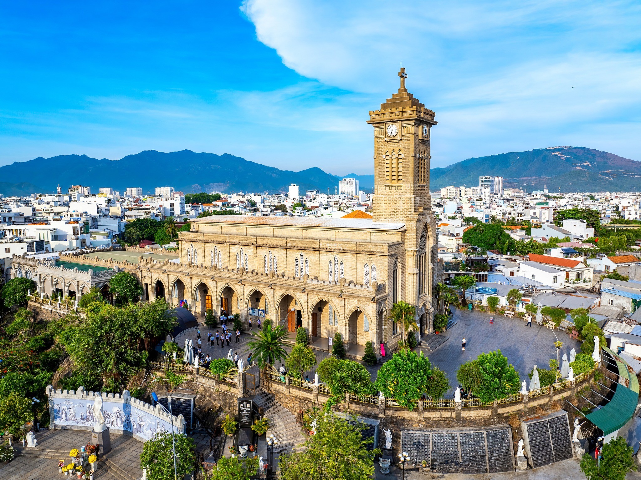 Du khách tham quan Nhà Thờ Núi (Đá) Nha Trang