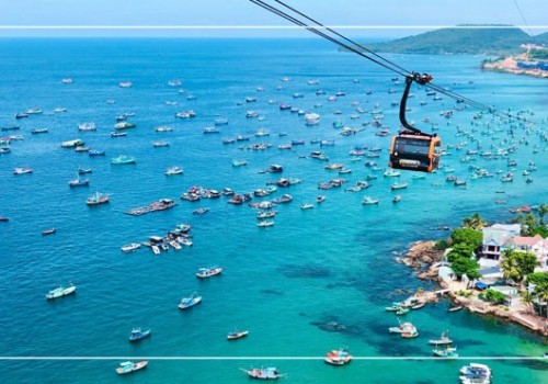 Hoạt động nuôi hàu lồng của người dân vùng Đất Mũi Cà Mau.