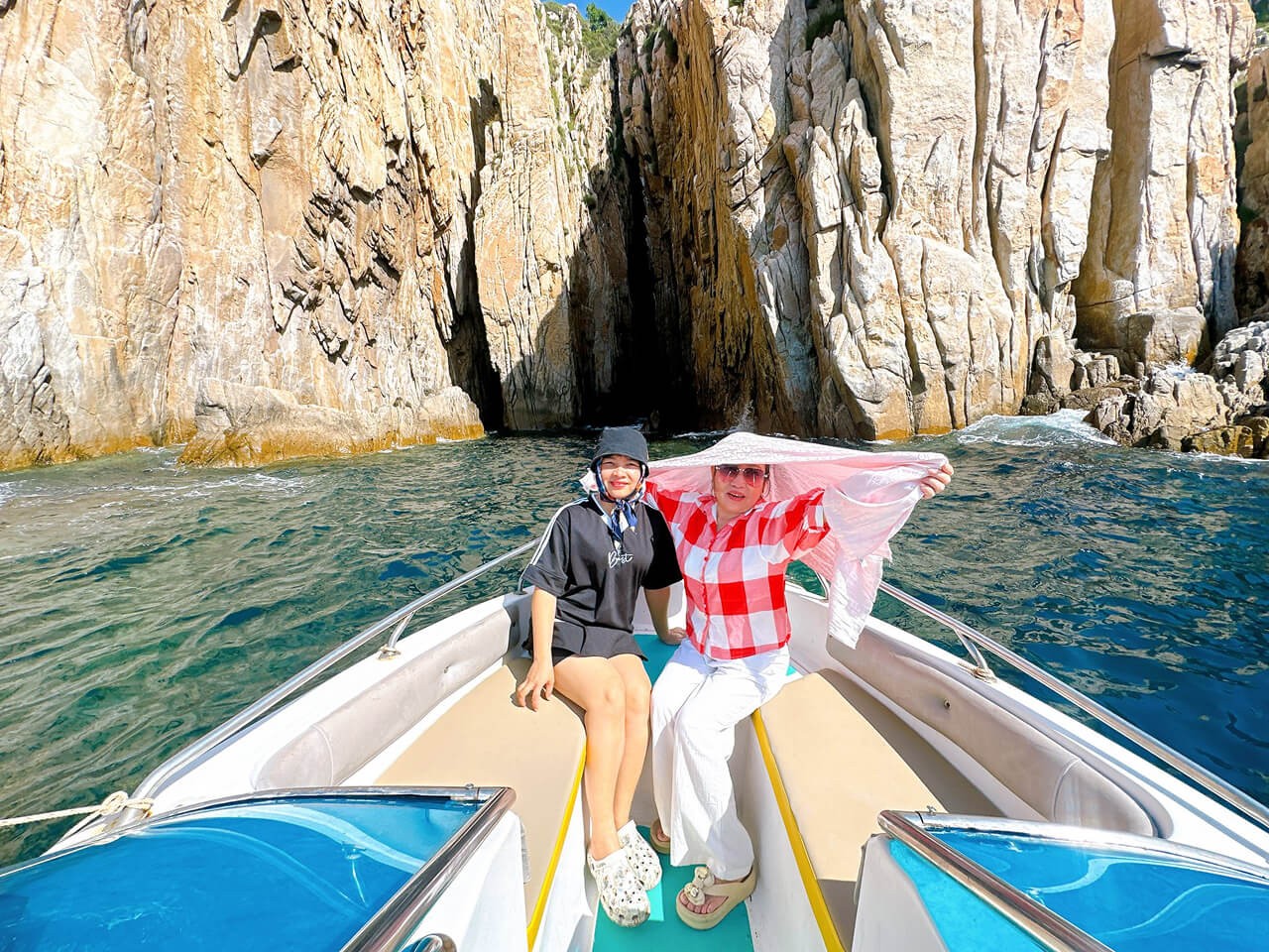 Du khách chụp ảnh check in tại Vĩnh Hy Khánh Hòa (Ninh Thuận cũ)