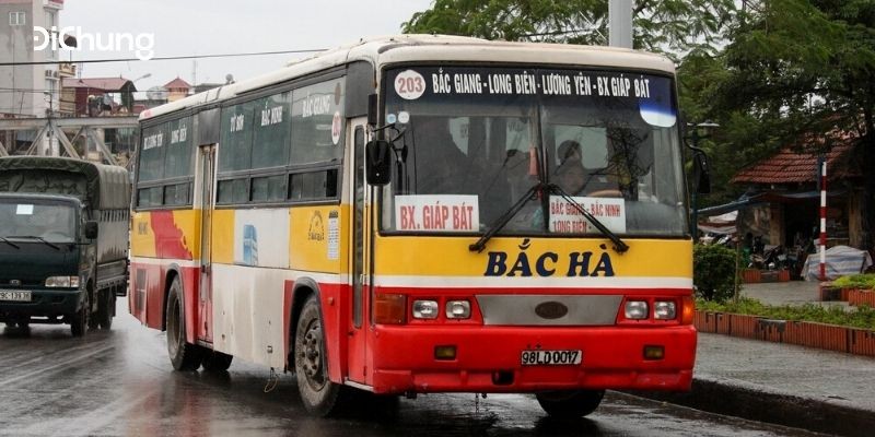 Xe buýt di chuyển qua các địa điểm