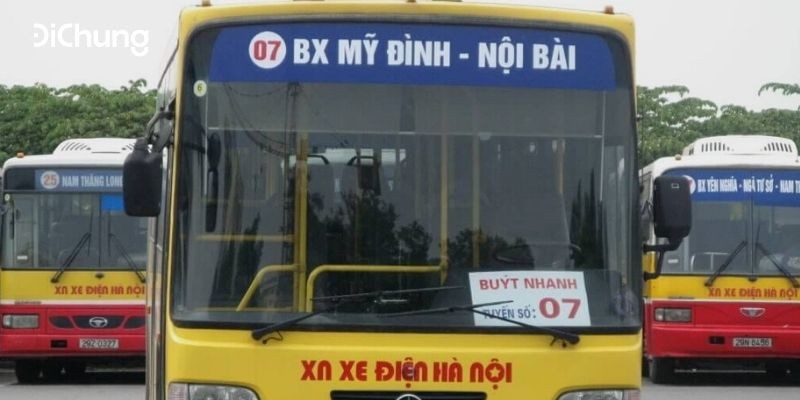 Di chuyển bằng xe bus đến sân bay Nội Bài.