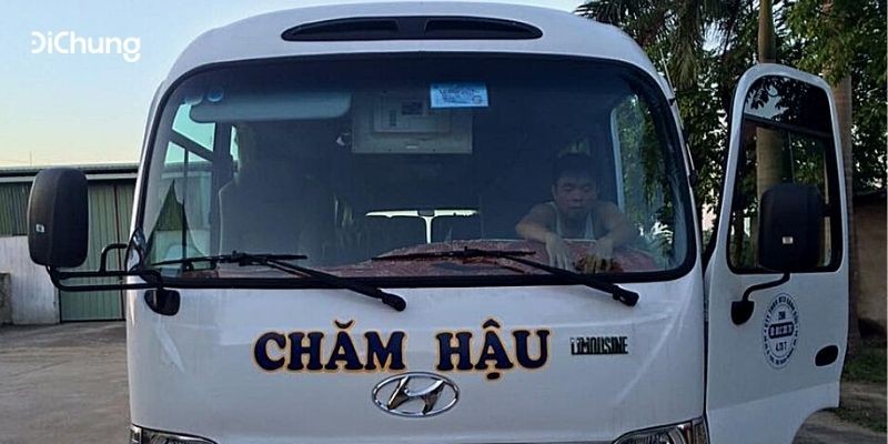 Xe khách di chuyển trên đường