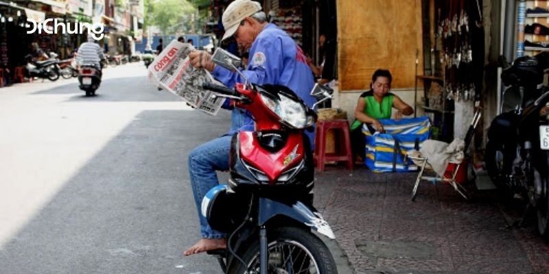 Sử dụng xe ôm hoặc Grab để di chuyển đến sân bay.